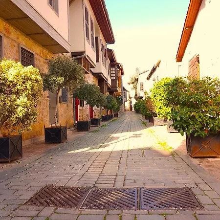 Remarkable Flat With Balcony Near Hadrian's Gate Séjour chez l'habitant