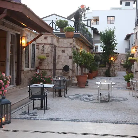 Remarkable Flat With Balcony Near Hadrian's Gate 홈스테이 *