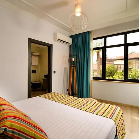 Remarkable Flat With Balcony Near Hadrian's Gate Habitación en casa particular