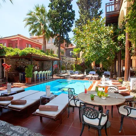 Remarkable Flat With Balcony Near Hadrian's Gate Habitación en casa particular Antalya