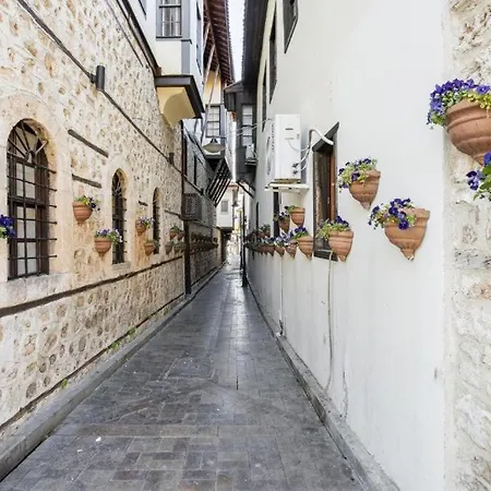Remarkable Flat With Balcony Near Hadrian's Gate Habitación en casa particular *